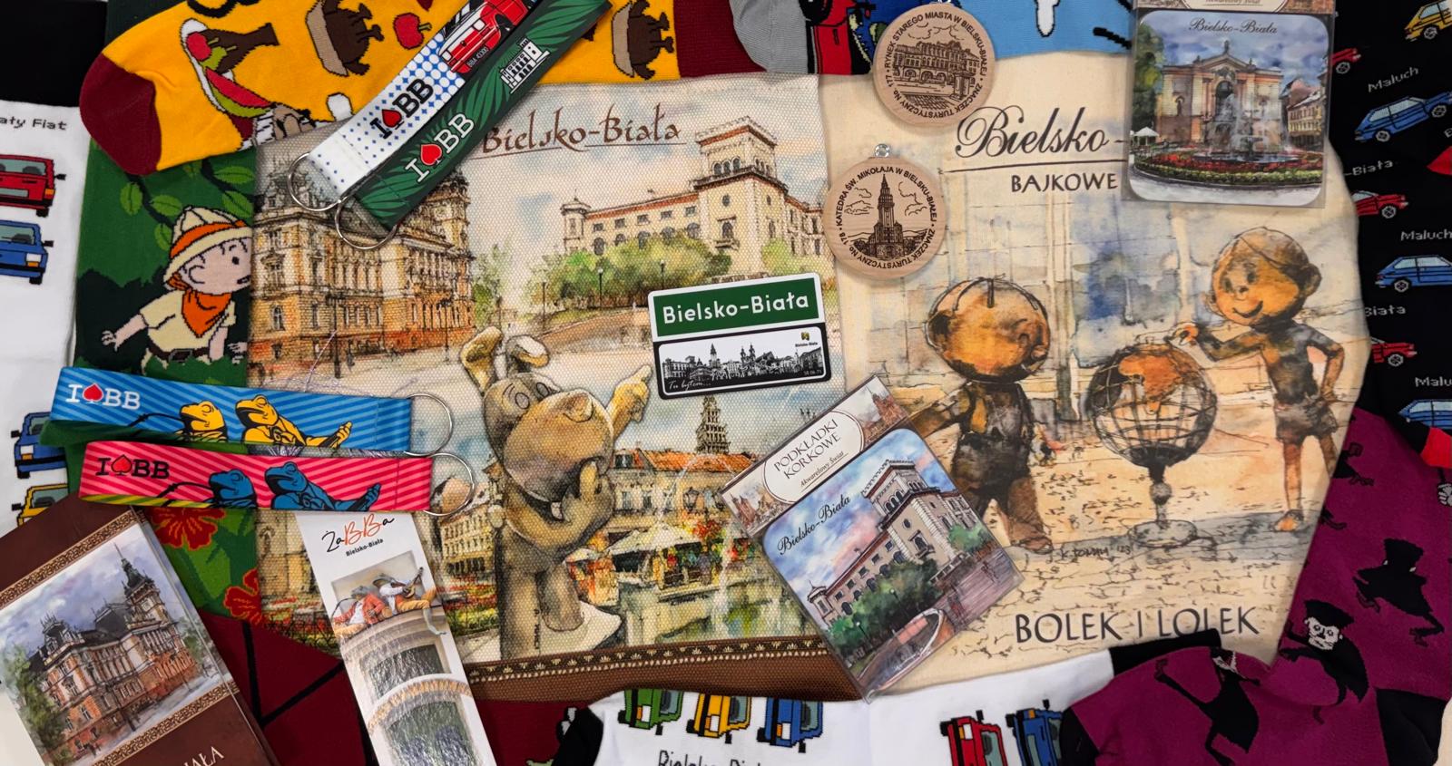 Na zdjęciu różne gadżety z Bielska-Białej
